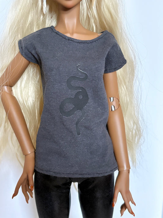 60cm/SD13 BJD Girl Boxy Grey Snake Shirt on doll with long blonde hair and black pants against white background