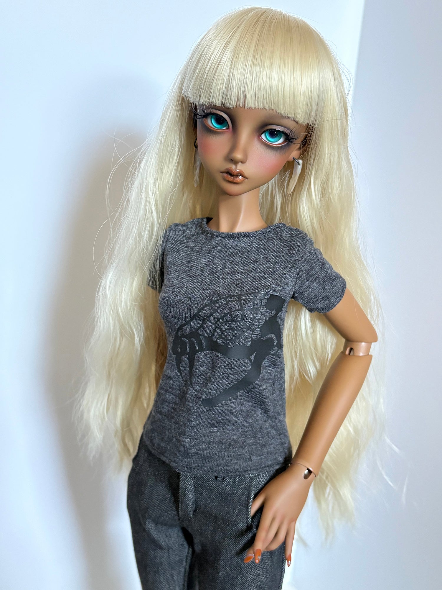 60cm/SD13 BJD Girl Heather Grey Snake Head T-shirt worn by doll with long blonde hair and blue eyes